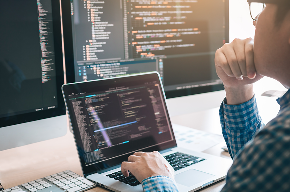 Développeur qui code pour le développement logiciel sur mesure.