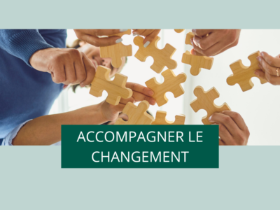 Équipes travaillant ensemble pour assembler un puzzle, symbolisant l'accompagnement et la collaboration lors de la transition digitale