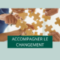 Équipes travaillant ensemble pour assembler un puzzle, symbolisant l'accompagnement et la collaboration lors de la transition digitale