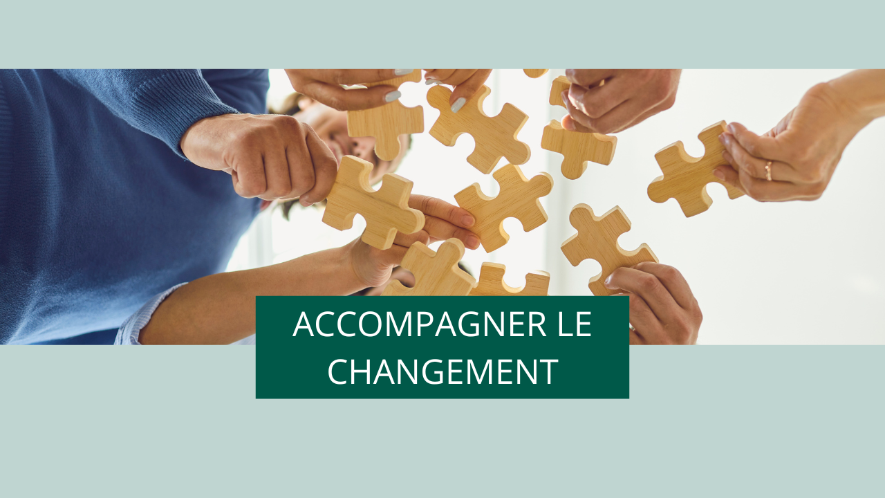 Équipes travaillant ensemble pour assembler un puzzle, symbolisant l'accompagnement et la collaboration lors de la transition digitale