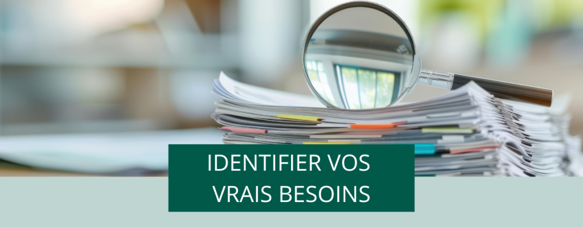 Loupe inspectant des documents papier, symbolisant l'analyse et la définition des véritables besoins