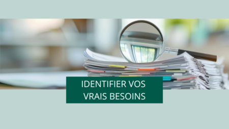 Loupe inspectant des documents papier, symbolisant l'analyse et la définition des véritables besoins