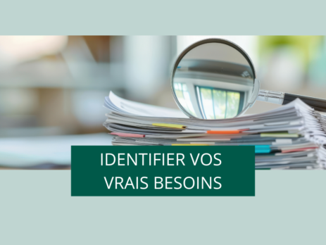 Loupe inspectant des documents papier, symbolisant l'analyse et la définition des véritables besoins