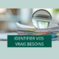 Loupe inspectant des documents papier, symbolisant l'analyse et la définition des véritables besoins