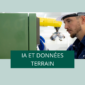 IA et données terrain : technicien contrôlant une machine dans un atelier de production
